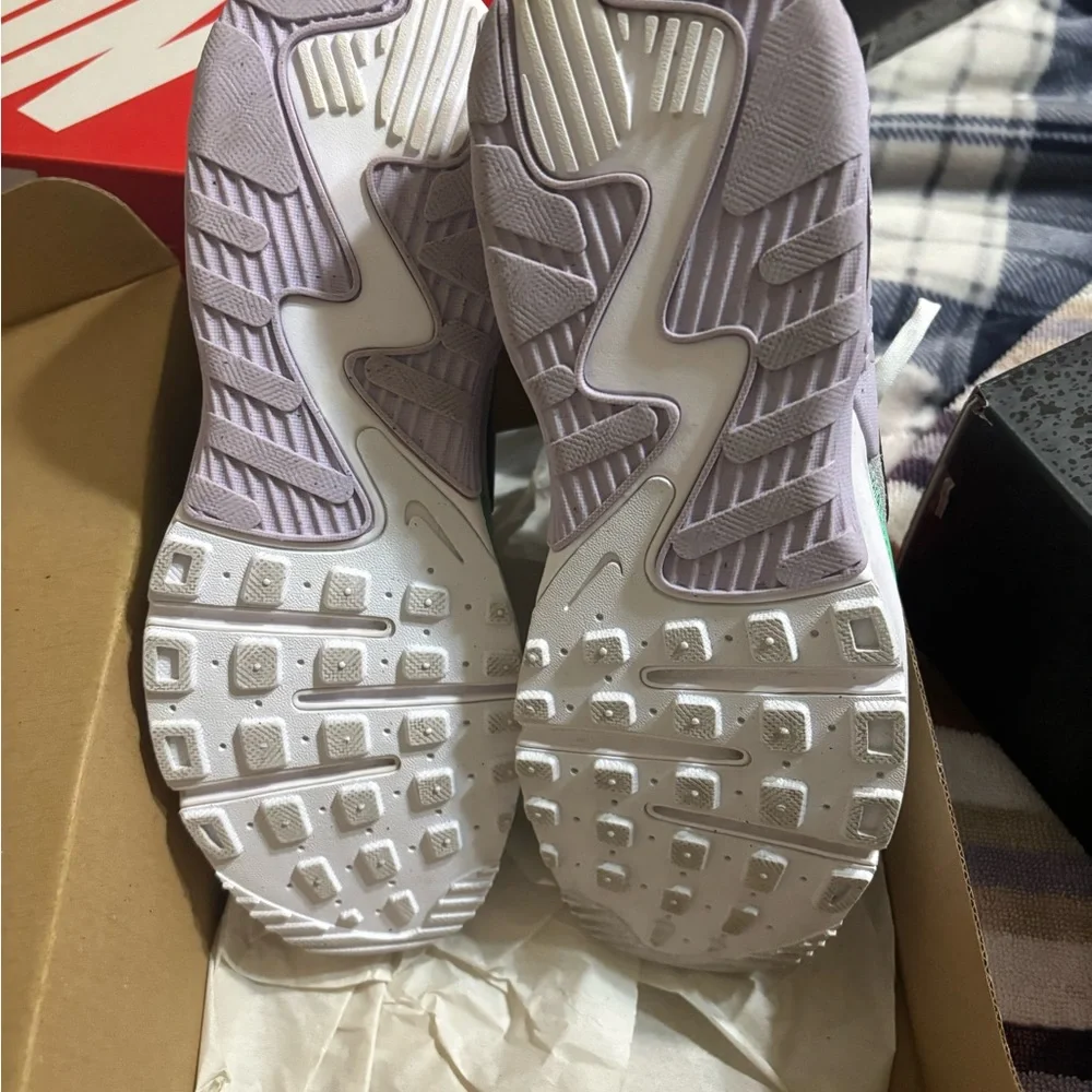 Women’s Nike Air Max Sneakers in near perfect condition - Picture 3 of 7